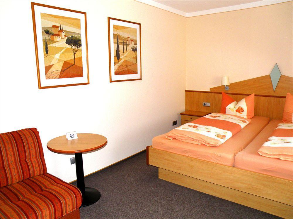 Zum Schwarzen Baeren Hotel Vohenstrauss Exterior foto
